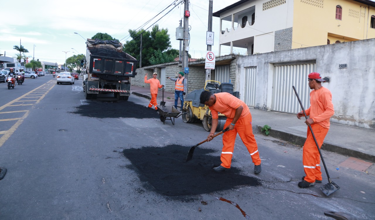 homens colocando asfalto na rua